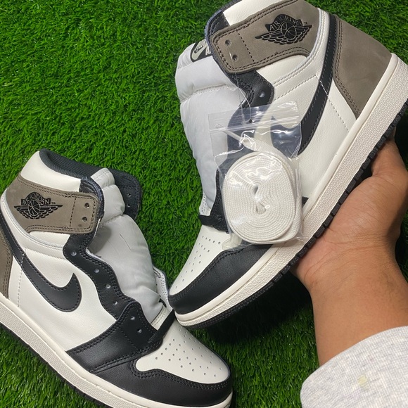 jordan 1 mocha size 9